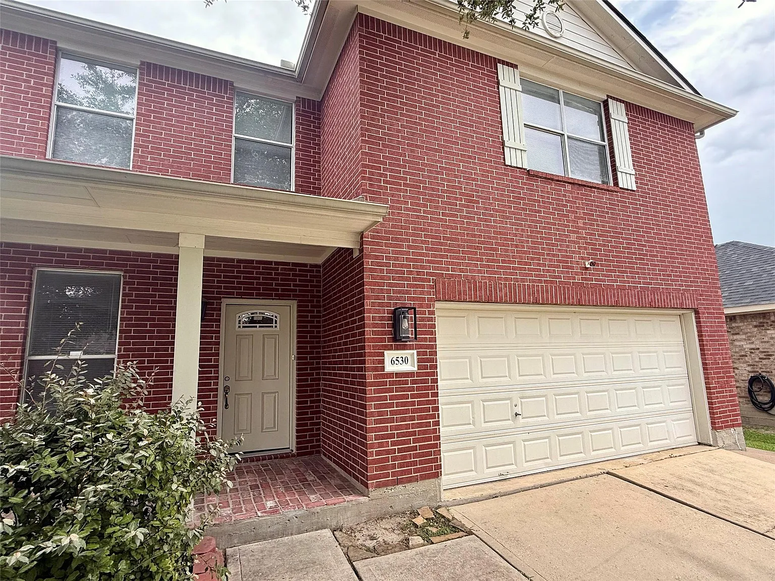 4 bed, 2.5 bath, 2712 sqft, $2,300 — Photo 2