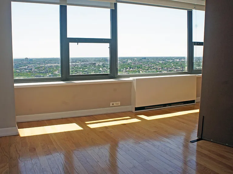 Sleeping alcove (screen not included).