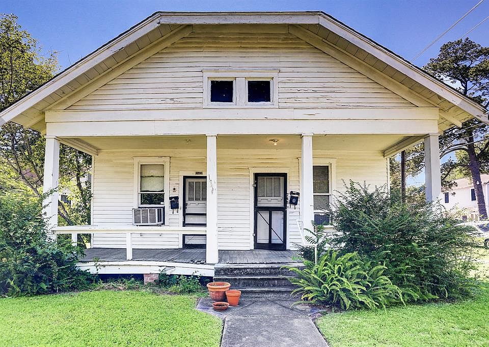 1920s cottage located on a corner lot