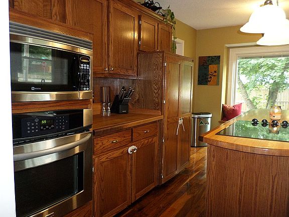 Updated kitchen & granite