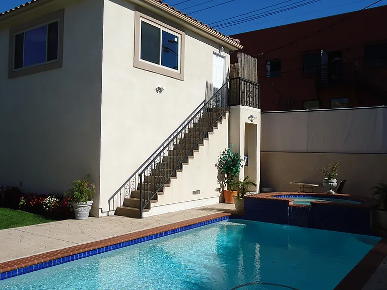 826 N Citrus Ave — Photo 1