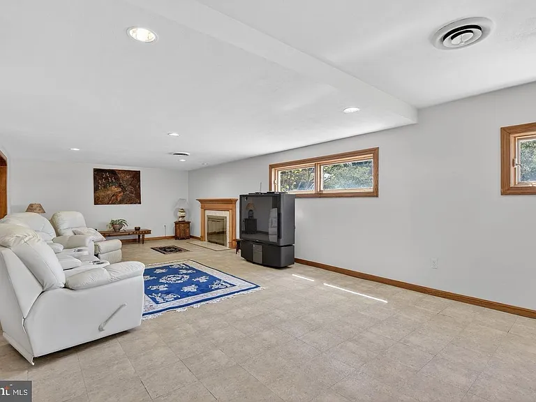 5800 Plainview Rd — Photo 25
