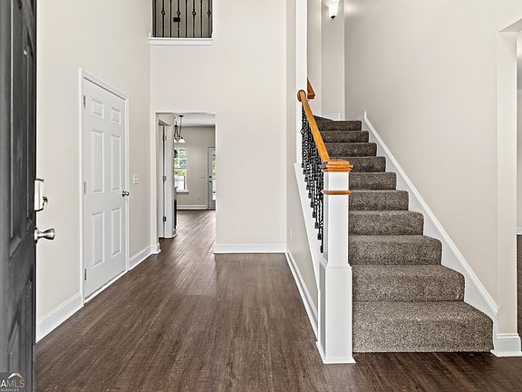 4th image of 267 Alcott Cir