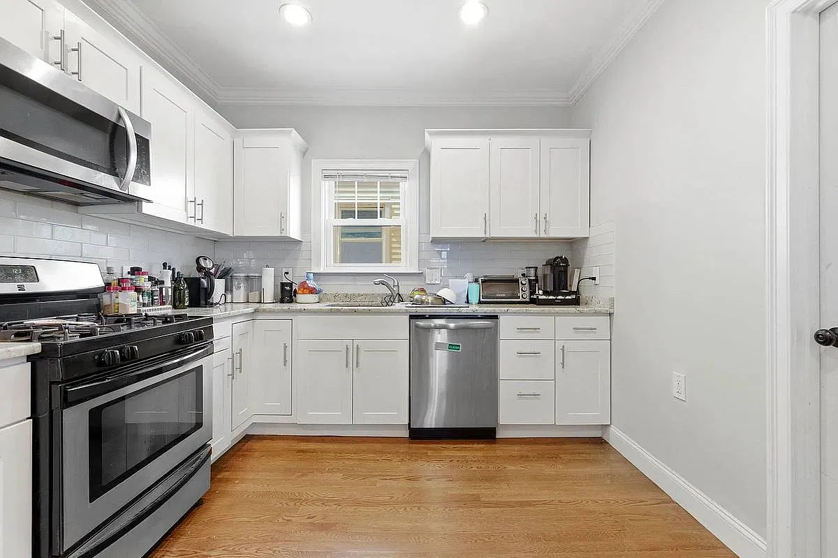 4 bed, 1.5 bath, 1300 sqft, $3,800 — Photo 2