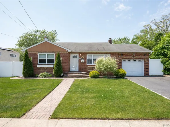 330 Woods Road, North Babylon, NY 11703