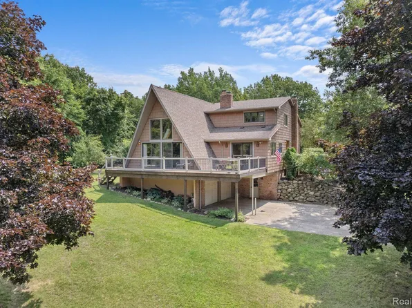 16121 Catalpa Ridge Dr, Holly, MI 48442