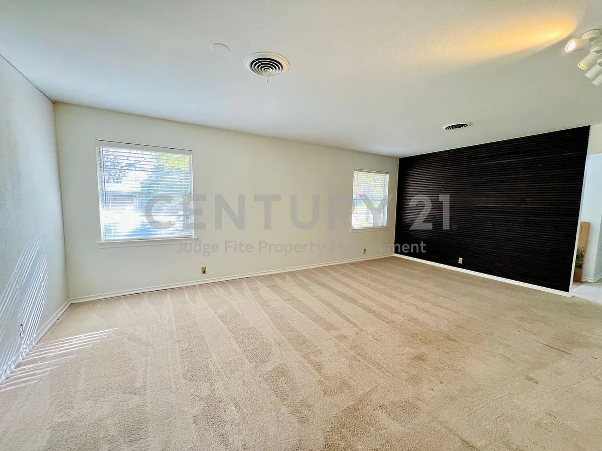 Building Photo - 8715 Labron Ave