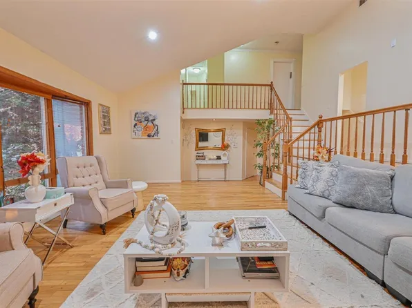 23 Geoffrey Lane, Hewlett, NY 11557