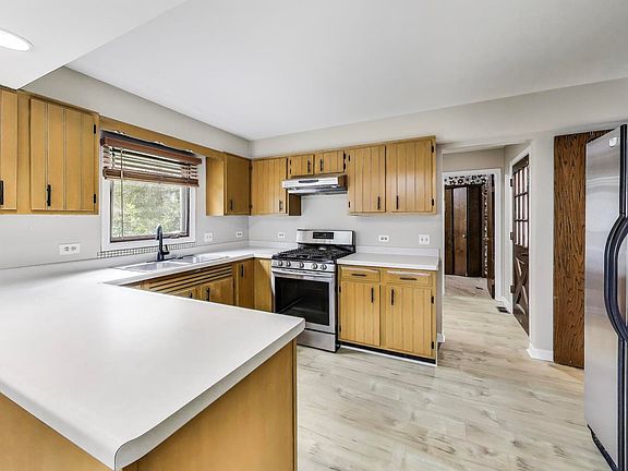 3rd image of 630 Paradise Ln