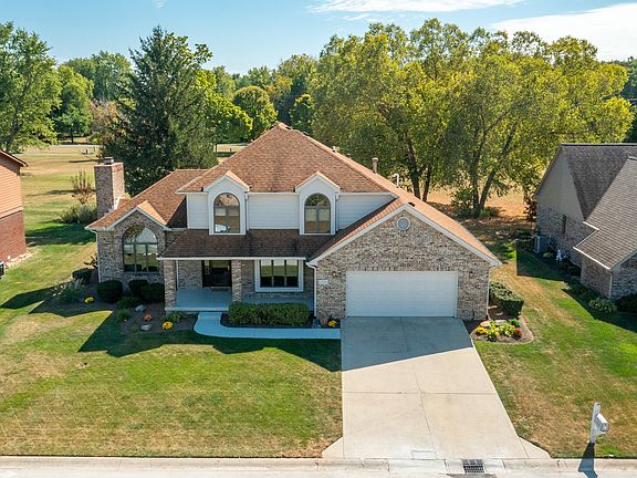 3rd image of 924 Saint Andrews Dr