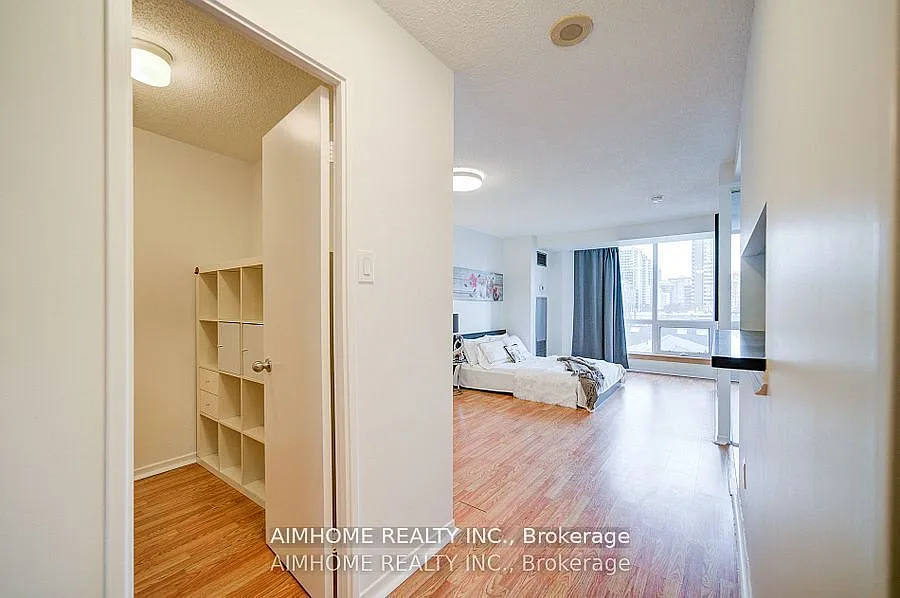 Building Photo - 1055 Bay St #603