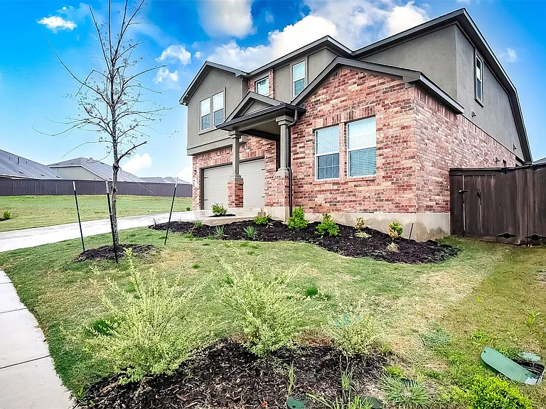 1024 Bluewood Bnd — Photo 3