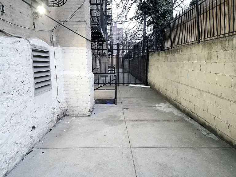 930 Myrtle Ave #B — Photo 2