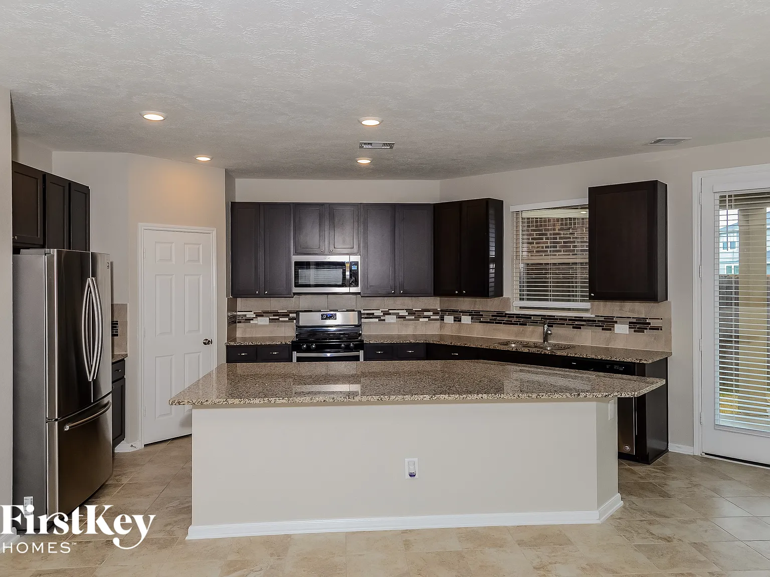 3 bed, 2.5 bath, 2502 sqft, $2,565 — Photo 3