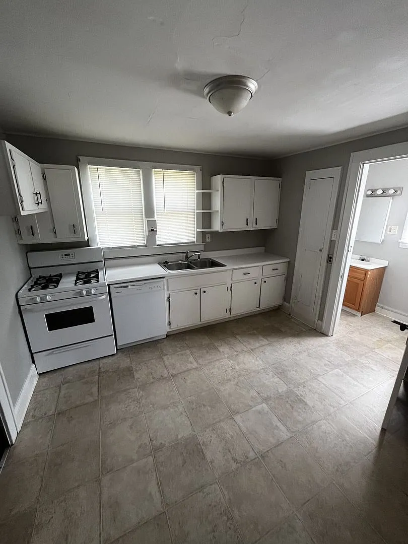 108 N McKinley Ave - Perfect for Roommates! Spacious 6BR Home Close to Campus — Photo 3