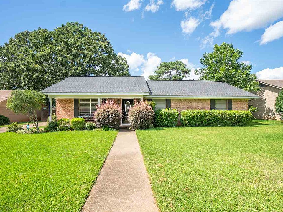 1st image of 3011 Royal Dr