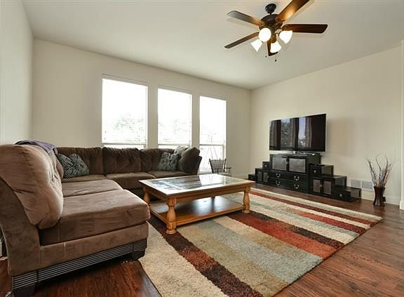 5th image of 1109 Longhorn Dr