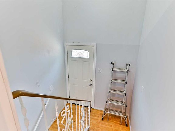 4th image of 150 NW McGill Blvd W