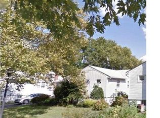 21 Kalmia Ln, Valley Stream, NY 11581