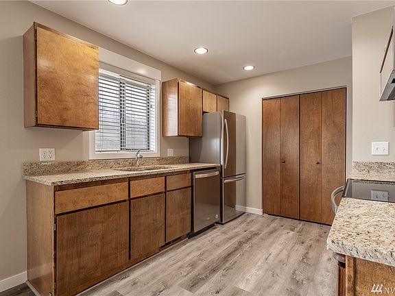 4th image of 990 Highline Dr