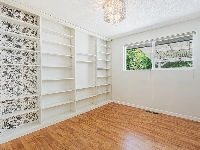 10434 NE 16th Pl — Photo 12