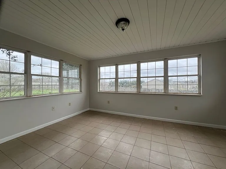 1403 Broadview Cir — Photo 9