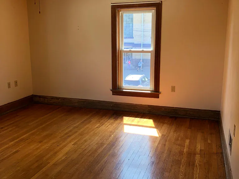 456 E School St — Photo 18