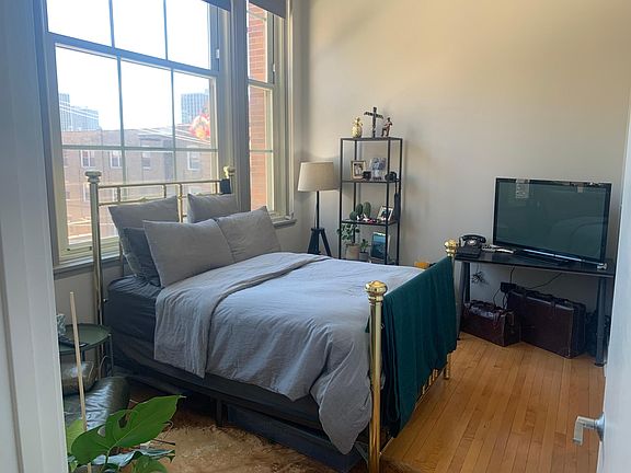 5th image of 309-4525 N Kenmore Ave