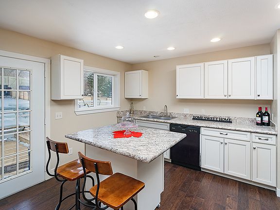 Kitchen w/movable island