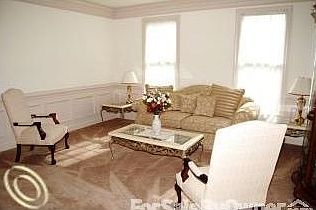 Living Room
						:
						Living Room