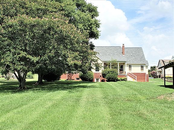 3rd image of 252 Lakeshore Cir