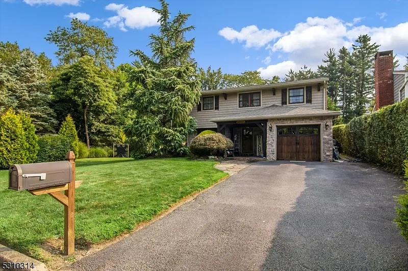 44 Riverside Dr photo 1