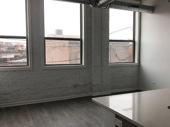 3rd image of 937 W Dakin St #205