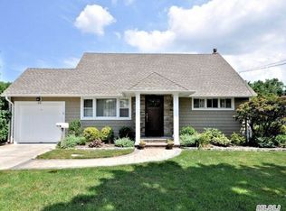 60 Oregon Ct, Syosset, NY 11791