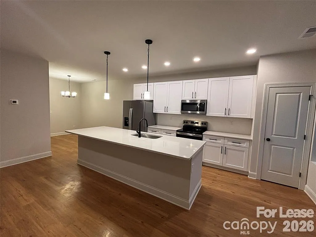 3 bed, 2.0 bath, 1212 sqft, $2,100 — Photo 2