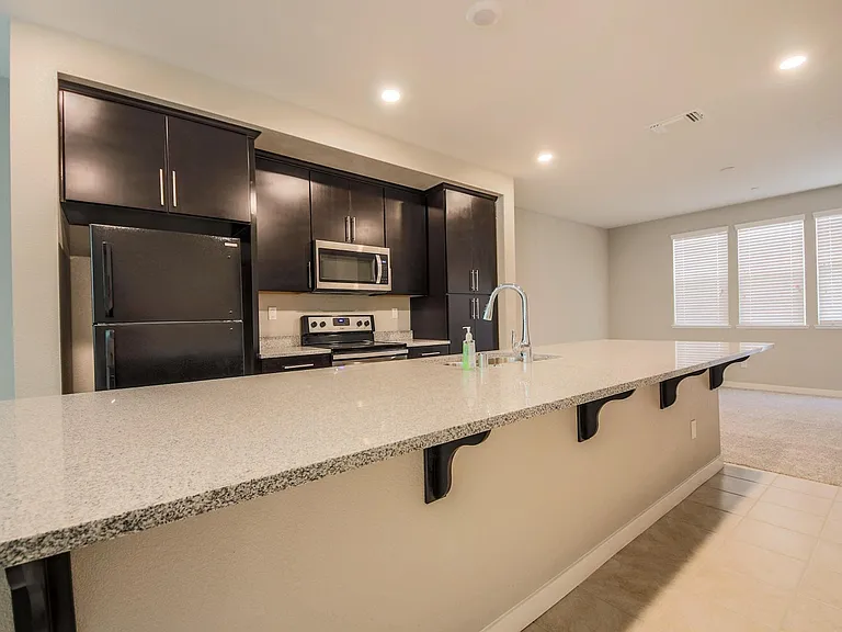1579 Pratt Pl — Photo 12