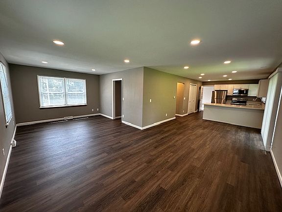 5th image of 610 Greenwood Dr