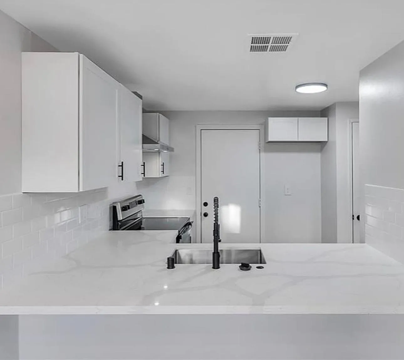 3 bed, 900 sqft, $3,300 — Photo 1