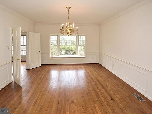 4th image of 10316 Greenwood Pl