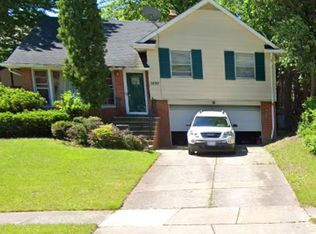 1099 Woodview Rd, Cleveland Heights, OH 44121