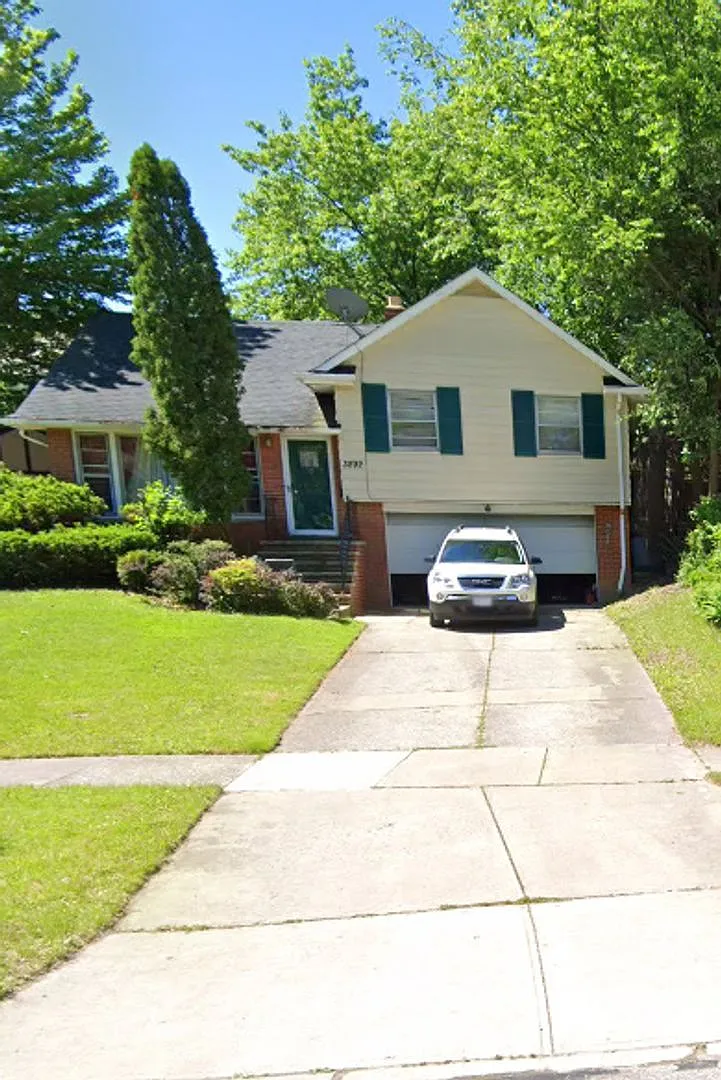 1099 Woodview Rd photo 1