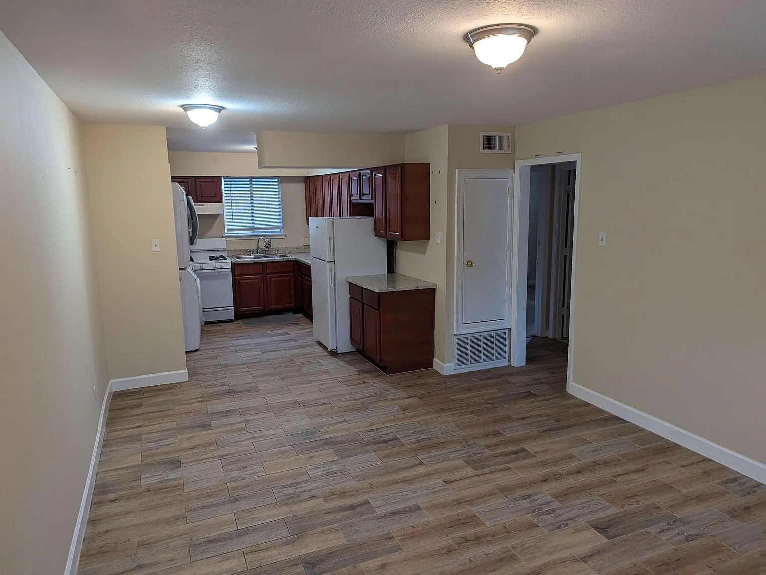 2 bed, 790 sqft, $1,300 — Photo 2