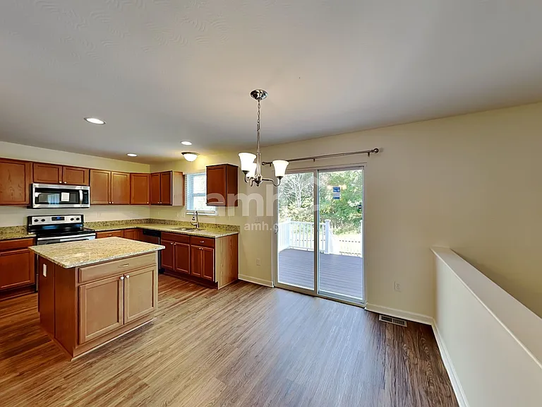 320 Abbey Ave — Photo 3
