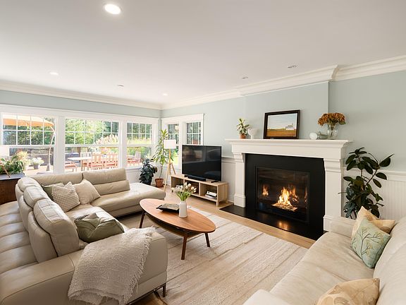 4th image of 351 Salal Rd