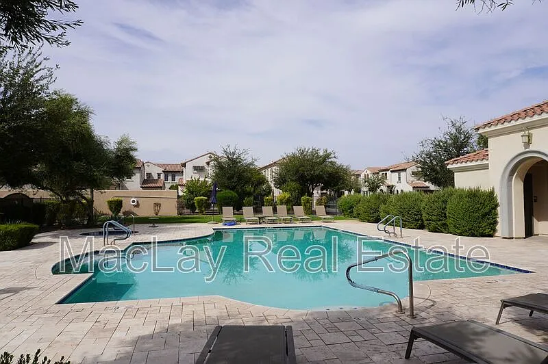 3 bed, 3.0 bath, 2363 sqft, $3,200 — Photo 4