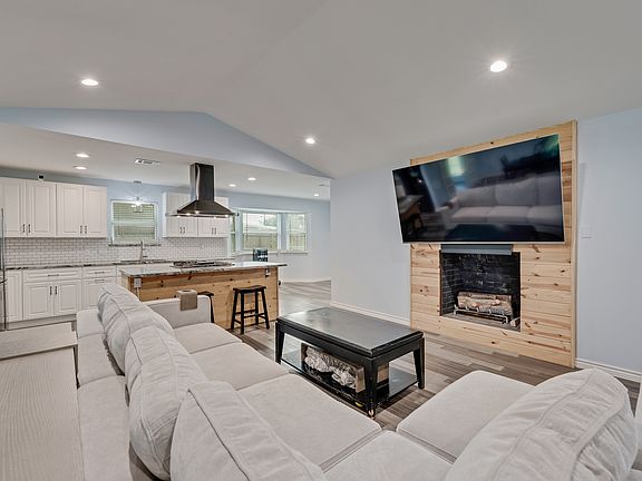 4th image of 215 Manhattan Blvd