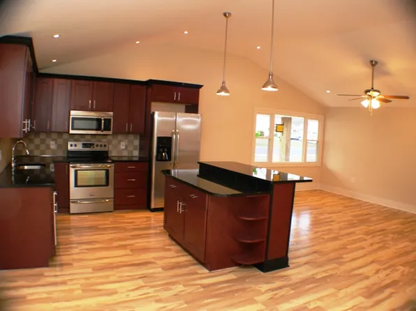 33 Birch Dr, Levittown, PA 19054