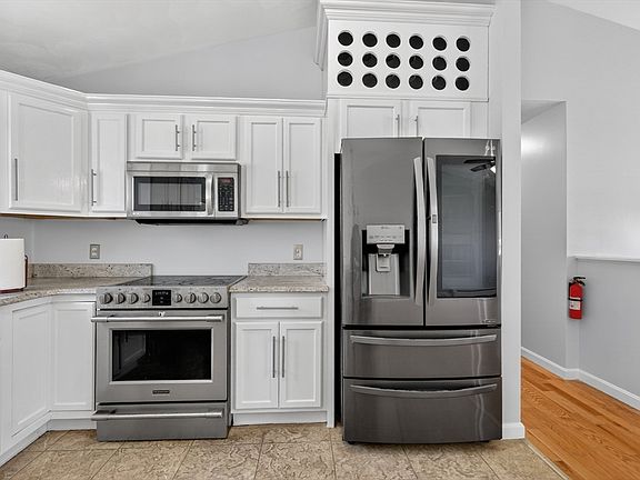 5th image of 3 Oak Leaf Cir