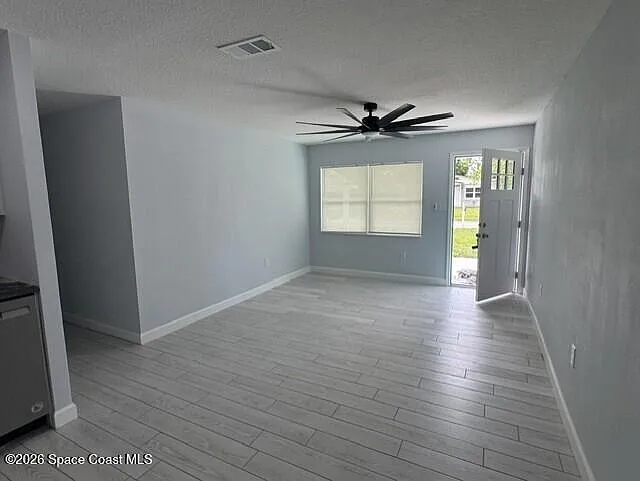 2137 Canterbury Ln — Photo 6