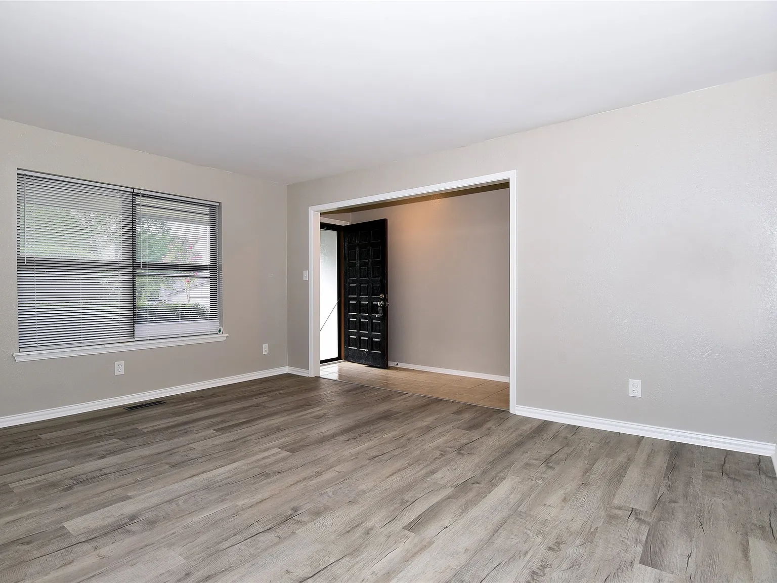 4 bed, 2.5 bath, 2724 sqft, $2,500 — Photo 4